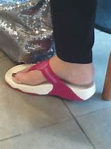 More candid MILF feet in flipflops. :-)