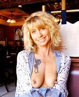 MILF FLASHING IN A RESTAURANT â€” Amateur Photo