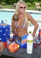 jenny mccarthy milf z playboya znow w bikini 02