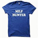 Tee shirt bleu royal avec logo MILF Hunter en blanc.